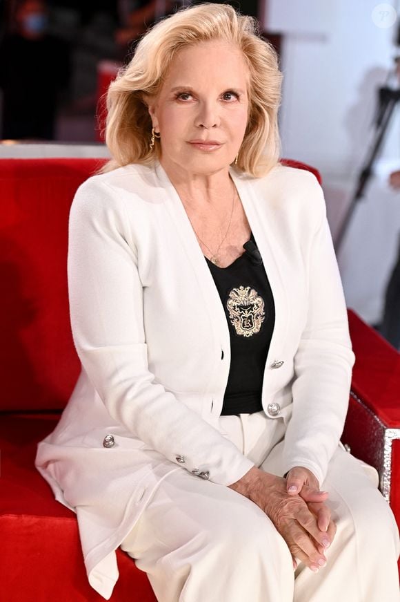 La chanteuse était si affectée qu'elle aurait manqué un événement important.

Sylvie Vartan - Enregistrement de l'émission "Vivement Dimanche" présentée par M.Drucker et diffusée le 10 octobre sur France 2. Le 26 septembre 2021
© Guillaume Gaffiot / Bestimage