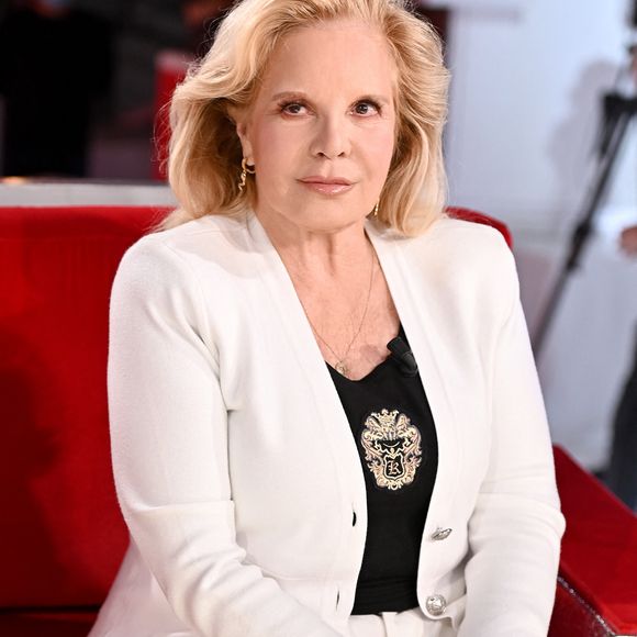 La chanteuse était si affectée qu'elle aurait manqué un événement important.

Sylvie Vartan - Enregistrement de l'émission "Vivement Dimanche" présentée par M.Drucker et diffusée le 10 octobre sur France 2. Le 26 septembre 2021
© Guillaume Gaffiot / Bestimage