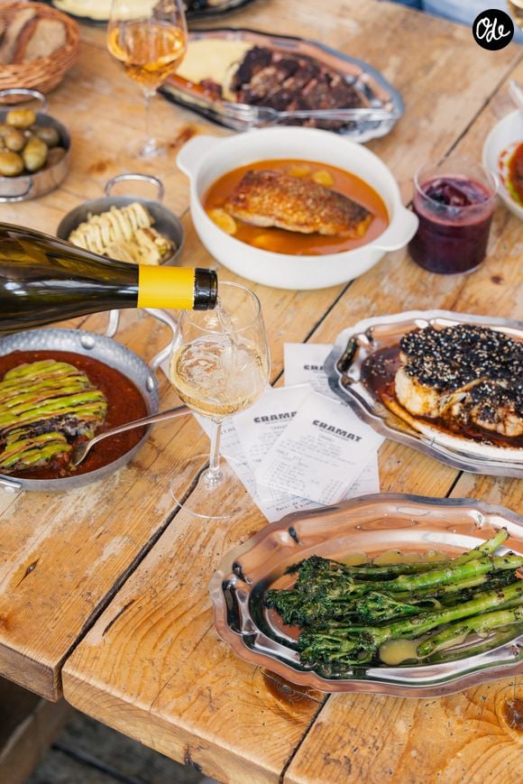 Le cadre, au bord de la Seine, donne vraiment l'impression d'être en vacances.

Alexy Algar-Denos, finaliste de "Top Chef", propose sa cuisine au restaurant éphémère Cramat'.