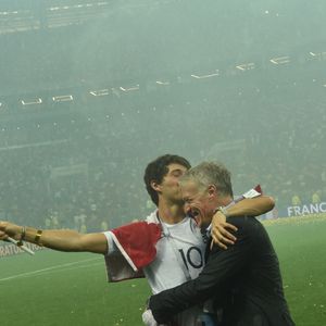 L'occasion pour son fils Dylan de lui rendre hommage

Le sélectionneur français Didier Deschamps célèbre sa victoire avec son fils Dylan après la victoire 4-2 de la France face à la Croatie en finale de la Coupe du monde de football 2018, au stade des Luzhniki à Moscou, en Russie, le 15 juillet 2018. Photo de Lionel Hahn/ABACAPRESS.COM