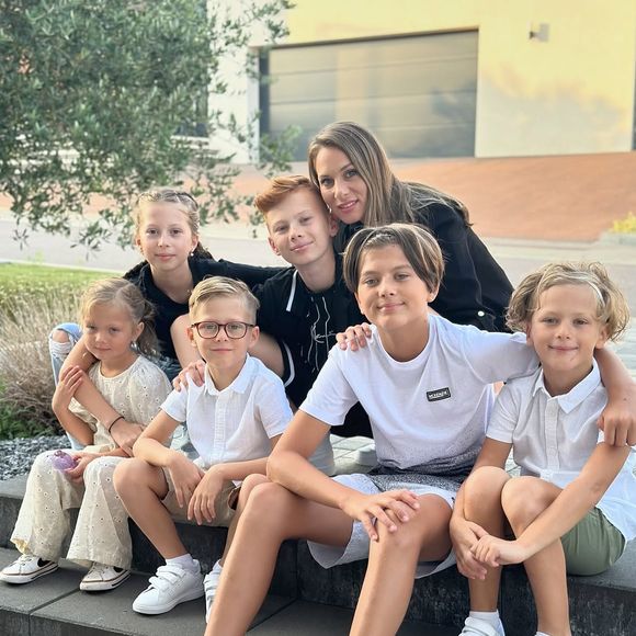 Chaque enfant a désormais sa chambre, sauf les jumeaux Mattia et Maé, qui ont voulu rester ensemble.

Camille Santoro avec ses enfants. 
Instagram @madame.santoro