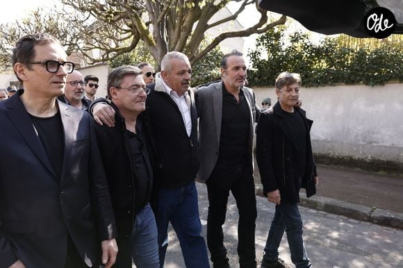 C'est également lui qui a choisi de le prénommer Mokayyy, en référence à un personnage créé par Bruno Salomone.

James Huth, réalisateur du film “Brice de Nice” , Manu Joucla, Eric Collado, Jean Dujardin, Eric Massot - Sorties des obsèques de Bruno Salomone en l'église Sainte-Anne de Polangis de Joinville-le-Pont (Val-de-Marne) le 23 mars 2026.

© Cyril Moreau - Dominique Jacovides / Bestimage