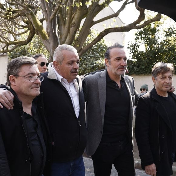 C'est également lui qui a choisi de le prénommer Mokayyy, en référence à un personnage créé par Bruno Salomone.

James Huth, réalisateur du film “Brice de Nice” , Manu Joucla, Eric Collado, Jean Dujardin, Eric Massot - Sorties des obsèques de Bruno Salomone en l'église Sainte-Anne de Polangis de Joinville-le-Pont (Val-de-Marne) le 23 mars 2026.

© Cyril Moreau - Dominique Jacovides / Bestimage