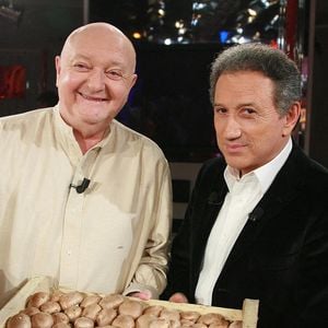 En effet, si le critique gastronomique de la télévision a été marié à trois reprises à des femmes, c'est avec un homme qu'il a fini sa vie...

Jean-Pierre Coffe et Michel Drucker lors de l'enregistrement de l'émission Vivement Dimanche à Paris, France, le 22 novembre 2006. Photo Max Colin/Abaca