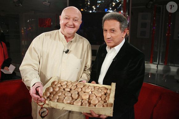 En effet, si le critique gastronomique de la télévision a été marié à trois reprises à des femmes, c'est avec un homme qu'il a fini sa vie...

Jean-Pierre Coffe et Michel Drucker lors de l'enregistrement de l'émission Vivement Dimanche à Paris, France, le 22 novembre 2006. Photo Max Colin/Abaca