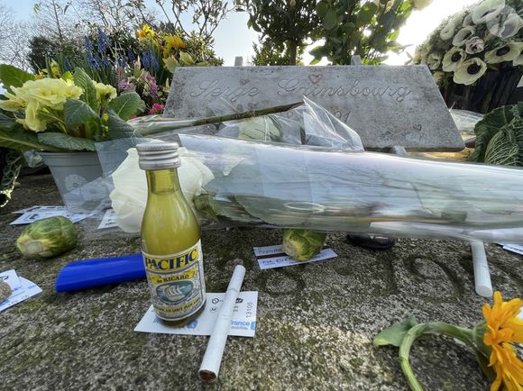 Illustration de la tombe de Serge Gainsbourg au cimetière du Montparnasse dans le 14ème arrondissement de Paris lors du 30ème anniversaire de sa mort, à Paris, France, le 2 mars 2021. © Christophe Clovis/Bestimage
