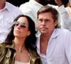 Brad Pitt et Ines de Ramon ont attiré tous les regards lors du match Espagne-Belgique de la Coupe du monde 2026, disputé au Los Angeles Stadium. Le couple a assisté à la victoire de la Roja aux côtés de Penélope Cruz et Javier Bardem, venus soutenir leur équipe nationale. Cette apparition confirme la place grandissante des stars dans les tribunes du Mondial, devenu un véritable rendez-vous glamour. Après leur présence au mariage de Taylor Swift et Travis Kelce puis à Roland-Garros, Brad Pitt et Ines de Ramon multiplient les apparitions publiques remarquées. À Los Angeles, acteurs, chanteurs et personnalités internationales se mêlent désormais aux supporters pour vivre les grands moments du tournoi. Entre sport et spectacle, la Coupe du monde 2026 s’impose comme un nouvel événement incontournable pour Hollywood.

Brad Pitt et sa compagne Ines de Ramon assistent dans les tribunes aux Internationaux de France de Tennis de Roland Garros 2026. © Jacovides-Moreau/Bestimage