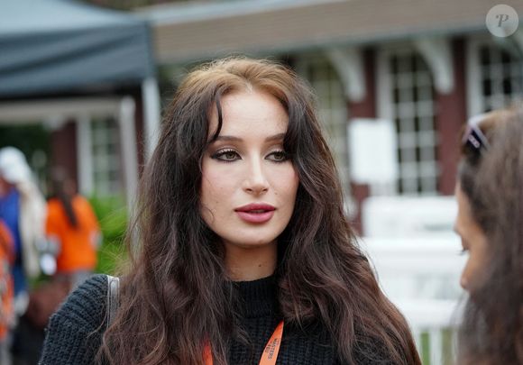 "J'aimerais consacrer un instant à celle qui a bouleversé le monde, mais plus personnellement à celle qui a fait renaître un sourire sur le visage de ma mère, en l’aidant à sauver un refuge pour chiens, en Russie."

Exclusif - Catherine Davydzenka - Édition 2025 des Masters de Feu - Concours international d'art pyrotechnique à l'Hippodrome de Compiègne le 20 septembre 2025. 
© Anne-Sophie Guebey / Bestimage
