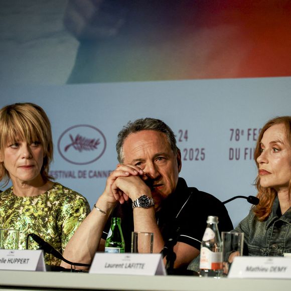 Marina Foïs, Thierry Klifa, Isabelle Huppert - 78ème Festival International du Film de Cannes. Conférence de presse du film La Femme La Plus Riche Du Monde (The Richest Woman In The World), le 19 mai 2025.
© Ivanka Voisin / Pool Cannes / Bestimage 

78th Cannes International Film Festival. Press conference for the film La Femme La Plus Riche Du Monde (The Richest Woman In The World).