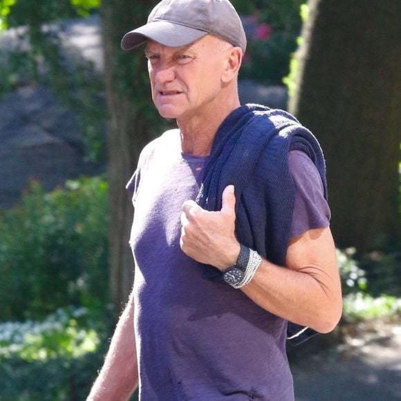 EXCLUSIF New York City, NY La légende du rock Sting, leader du groupe de rock emblématique "The Police", est photographiée lors d'une promenade dans Central Park à Manhattan.
Backgrid USA / Bestimage