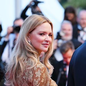 Maman de deux enfants, la comédienne prouve que le style et l'audace n'ont pas de date d'âge.

Virginie Efira, Pierre Niney - Montée des marches du film "Histoires Parallèles" lors du 79ème Festival International du Film de Cannes, le 14 mai 2026.

© Rachid Bellak/Bestimage