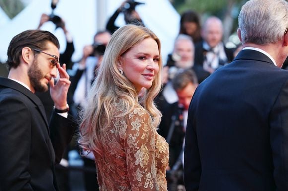 Maman de deux enfants, la comédienne prouve que le style et l'audace n'ont pas de date d'âge.

Virginie Efira, Pierre Niney - Montée des marches du film "Histoires Parallèles" lors du 79ème Festival International du Film de Cannes, le 14 mai 2026.

© Rachid Bellak/Bestimage