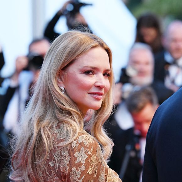 Maman de deux enfants, la comédienne prouve que le style et l'audace n'ont pas de date d'âge.

Virginie Efira, Pierre Niney - Montée des marches du film "Histoires Parallèles" lors du 79ème Festival International du Film de Cannes, le 14 mai 2026.

© Rachid Bellak/Bestimage