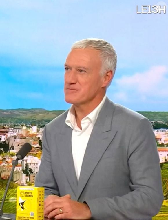 Au JT de 13H de TF1, Didier Deschamps annonce qu’il quittera l'équipe de France en 2026 après la coupe du monde aux États-Unis. Il était accompagné au JT de B.Macron à l'occasion du lancement de la campagne 2025 des Pièces Jaunes.
Paris le 8 janvier 2025.
© Capture TV TF1 via Bestimage