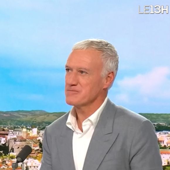 Au JT de 13H de TF1, Didier Deschamps annonce qu’il quittera l'équipe de France en 2026 après la coupe du monde aux États-Unis. Il était accompagné au JT de B.Macron à l'occasion du lancement de la campagne 2025 des Pièces Jaunes.
Paris le 8 janvier 2025.
© Capture TV TF1 via Bestimage
