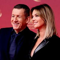 Dany Boon loin de la France avec Clara, de 16 ans sa cadette : le duo prend la pose lors d'un événement incontournable