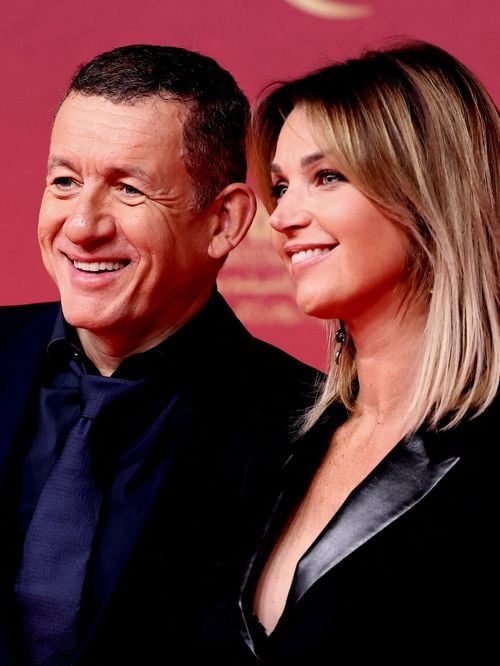 Dany Boon loin de la France avec Clara, de 16 ans sa cadette : le duo prend la pose lors d'un événement incontournable