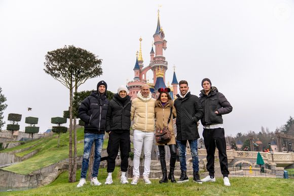 Un beau moment pour le père de Zinedine Zidane, tout heureux de pouvoir passer un moment avec ses arrières petites-filles

Zinedine Zidane avec sa femme Véronique et leurs fils Enzo Zidane, Luca Zidane, Elyaz Zidane, Théo Zidane - People au 30ème anniversaire du parc d'attractions Disneyland Paris à Marne-la-Vallée le 5 mars 2022. © Disney via Bestimage