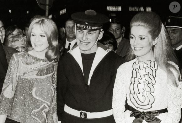Catherine Deneuve et sa sœur Françoise Dorleac lors d'une projection de film en France, 1967. Photo by The Hollywood Archive / Hollywood Archive/Avalon/ABACAPRESS.COM