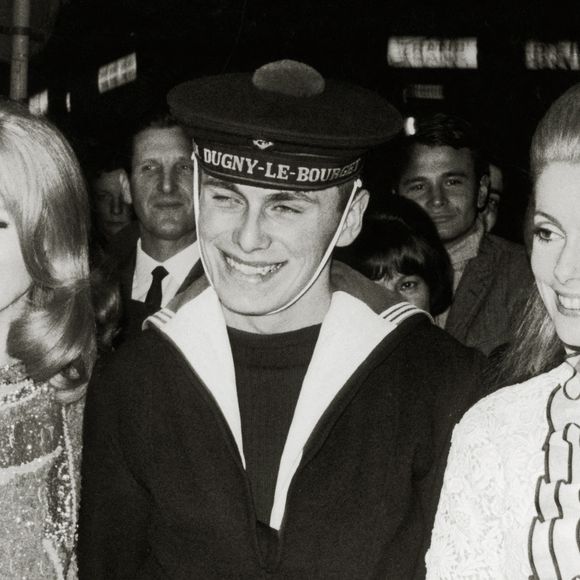 Catherine Deneuve et sa sœur Françoise Dorleac lors d'une projection de film en France, 1967. Photo by The Hollywood Archive / Hollywood Archive/Avalon/ABACAPRESS.COM