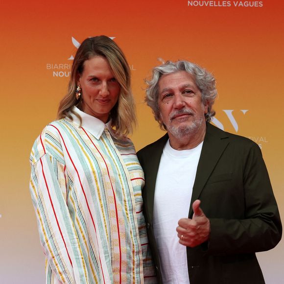 Papa de trois enfants et grand-père d'un garçon, l'acteur va voir sa famille bientôt s'agrandir.

Alain Chabat et sa compagne Tiara Comte - Cérémonie d'ouverture du Biarritz Film Festival - Nouvelles Vagues 2024 au théâtre de la Gare du midi à Biarritz le 18 juin 2024. © Jean-Marc Lhomer/Bestimage