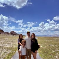 Laurent Ournac s'est lancé dans une grande aventure à plus de 5000 km de la France, accompagné de sa femme Ludivine et ses enfants Léon et Capucine