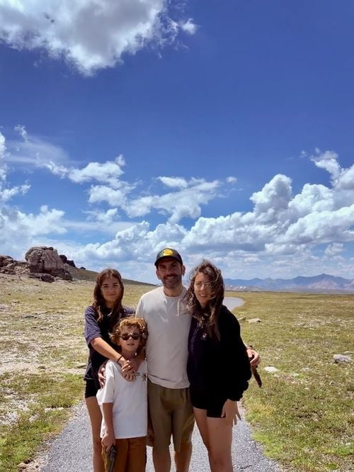 Laurent Ournac s'est lancé dans une grande aventure à plus de 5000 km de la France, accompagné de sa femme Ludivine et ses enfants Léon et Capucine