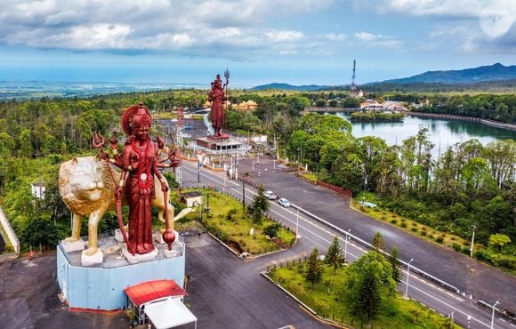 Grand Bassin, avec ses divinités et ses temples, dont une représentation sacrée de Shiva. C'est le lieu hindou le plus sacré de l'île. Il doit son nom à son bassin creusé dans un cratère. - © Daliu80 / 123RF.