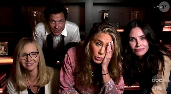 Les actrices de la série "Friends" Jennifer Aniston, Courteney Cox et Lisa Kudrow réunies chez Jennifer lors d'une visioconférence à l'occasion de la 72ème cérémonie des Emmy Awards 2020, le 20 septembre 2020. (ABC / BACKGRID UK via Bestimage).