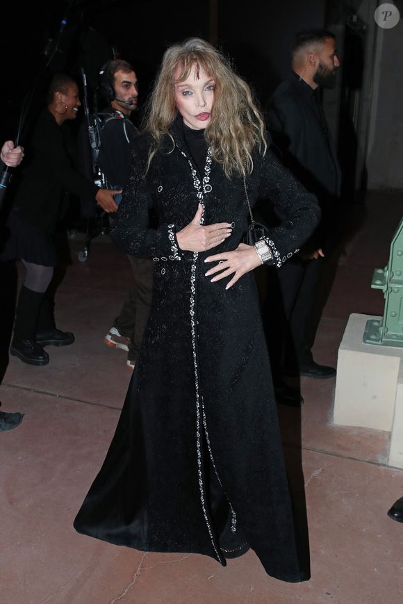 Arielle Dombasle - Célébrités au Défilé Chanel, Collections Prêt-à-porter Printemps / Eté 2026, dans le cadre de la Fashion Week de Paris. Au Grand Palais à Paris, France, le 06 Octobre 2025. 

© Bertrand Rindoff / Bestimage