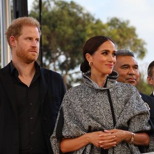 “Meghan est née et a grandi à Los Angeles, c’est donc et cela restera toujours sa maison. Elle n’est pas seulement une touriste"
Le prince Harry, duc de Sussex et Meghan Markle, duchesse de Sussex, remettent un prix honorifique à Kevin Costner lors de son gala de charité One805 Live, organisé sur son terrain de polo à Summerland près de Santa Barbara, le 22 septembre 2023. Avec une participation de 10.000 dollars minimum par table, l'élite du comté de Ventura s'est déplacée pour venir en aide aux premiers intervenants dans tout le comté. Au cours de la soirée, marquée par un concert du groupe Maroon 5, de nombreux invités de marque tels que O.Winfrey étaient présents.