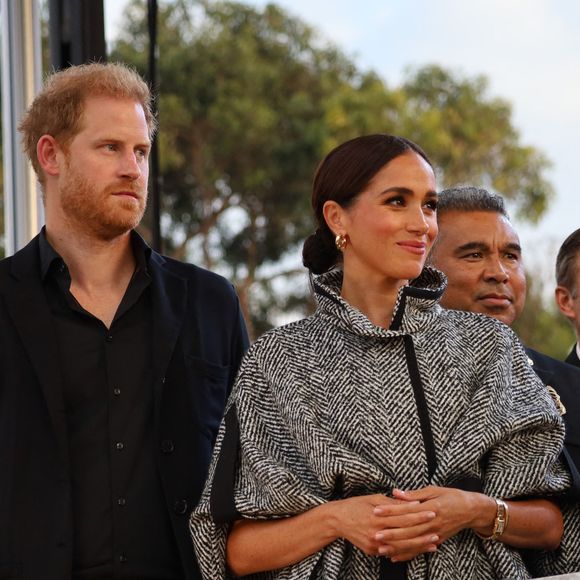 “Meghan est née et a grandi à Los Angeles, c’est donc et cela restera toujours sa maison. Elle n’est pas seulement une touriste"
Le prince Harry, duc de Sussex et Meghan Markle, duchesse de Sussex, remettent un prix honorifique à Kevin Costner lors de son gala de charité One805 Live, organisé sur son terrain de polo à Summerland près de Santa Barbara, le 22 septembre 2023. Avec une participation de 10.000 dollars minimum par table, l'élite du comté de Ventura s'est déplacée pour venir en aide aux premiers intervenants dans tout le comté. Au cours de la soirée, marquée par un concert du groupe Maroon 5, de nombreux invités de marque tels que O.Winfrey étaient présents.