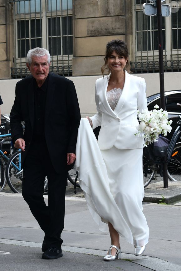 Claude Lelouch et Valérie Perrin - Mariage de Claude Lelouch à la mairie du 18ème à Paris. Le 17 juin 2023 AGENCE / BESTIMAGE