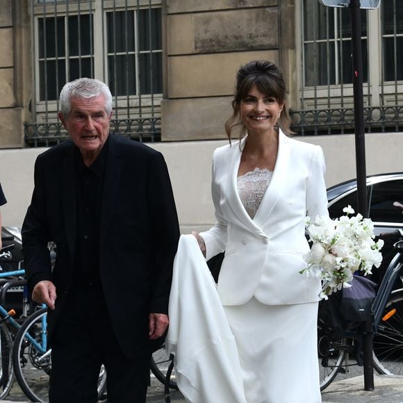 Claude Lelouch et Valérie Perrin - Mariage de Claude Lelouch à la mairie du 18ème à Paris. Le 17 juin 2023 AGENCE / BESTIMAGE