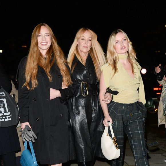 Elizabeth et Georgia May Jagger en compagnie de leur mère Jerry Hall quittent le défilé Burberry lors de la semaine de la mode à Londres. (Backgrid UK/ Bestimage).