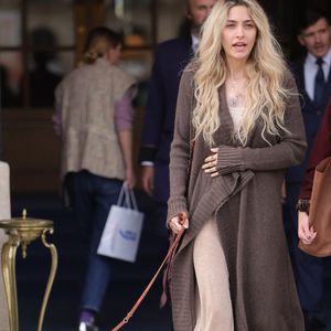 La chanteuse et actrice Paris Jackson profite d'une promenade détendue à Paris avec son chien Malakai. © Backgrid UK/ Bestimage