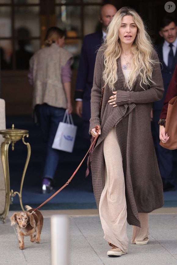 La chanteuse et actrice Paris Jackson profite d'une promenade détendue à Paris avec son chien Malakai. © Backgrid UK/ Bestimage