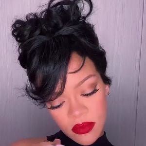 Depuis 2017, Fenty Beauty a révolutionné la cosmétique. Un succès mondial qui repose sur une mission simple : que chaque femme puisse se sentir représentée.

Rihanna fait la promotion de son crayon à lèvres tracé et de son Icon Velvet de Fenty Beauty.

©BestImage