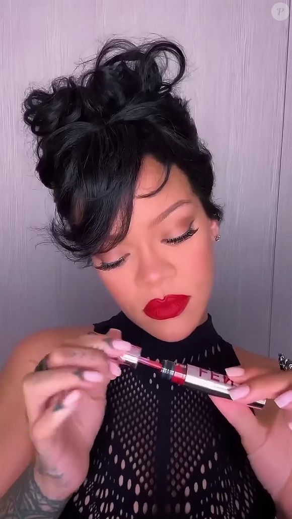 Depuis 2017, Fenty Beauty a révolutionné la cosmétique. Un succès mondial qui repose sur une mission simple : que chaque femme puisse se sentir représentée.

Rihanna fait la promotion de son crayon à lèvres tracé et de son Icon Velvet de Fenty Beauty.

©BestImage