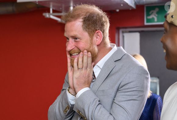 Et elle sait comment rester présente malgré la distance

Le duc de Sussex lors d'une visite au Community Recording Studio (CRS) à Nottingham, à l'occasion de l'annonce d'un don substantiel à l'association Children in Need pour l'aider à lutter contre la violence dont sont victimes les jeunes.  9 septembre 2025.  © PA Photos/ABACA