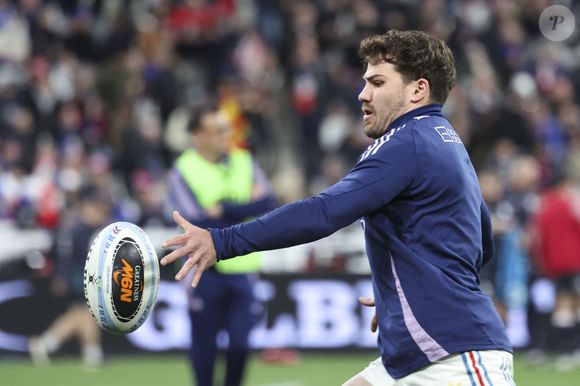 Mais alors, faut-il casser sa tirelire pour s'attabler chez le rugbyman préféré des Français ?

Antoine Dupont (France) - Match de rugby du Tournoi des Six Nations : La France l'emporte sur l'Angleterre 48 - 46 au Stade de France à Saint-Denis le 14 mars 2026.

© Michael Baucher / PsnewZ / Bestimage
