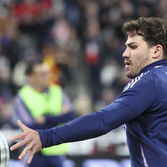 Mais alors, faut-il casser sa tirelire pour s'attabler chez le rugbyman préféré des Français ?

Antoine Dupont (France) - Match de rugby du Tournoi des Six Nations : La France l'emporte sur l'Angleterre 48 - 46 au Stade de France à Saint-Denis le 14 mars 2026.

© Michael Baucher / PsnewZ / Bestimage