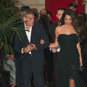 Coup dur pour George et Amal Clooney. 

George Clooney et Amal Ramzi Alamuddin assistent à la soirée d'ouverture de l'OMEGA House aux Jeux Olympiques d'hiver Milan-Cortina à Milan, Italie. © Lucia Sabatelli/Bestimage