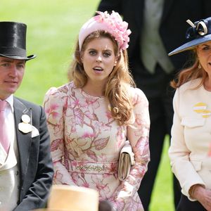 La princesse d'Eugenie a accouché avec quelques semaines d'avance

Edoardo Mapelli Mozzi, la princesse Beatrice d'York, Sarah Ferguson, duchesse d'York - La famille royale d'Angleterre aux courses hippiques "Royal Ascot 2024" à Ascot. Le 19 juin 2024
© Julien Burton / Bestimage