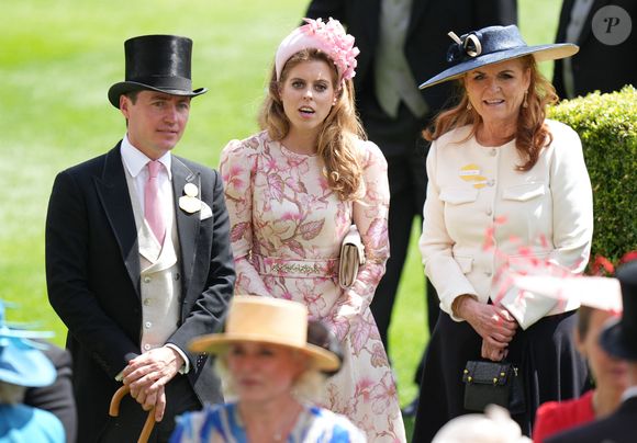 La princesse d'Eugenie a accouché avec quelques semaines d'avance

Edoardo Mapelli Mozzi, la princesse Beatrice d'York, Sarah Ferguson, duchesse d'York - La famille royale d'Angleterre aux courses hippiques "Royal Ascot 2024" à Ascot. Le 19 juin 2024
© Julien Burton / Bestimage