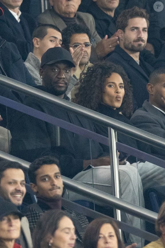 Profondément croyante, la mannequin avait d’ailleurs partagé, le 3 septembre 2025, la demande en mariage de Blondy Baruti sur Instagram. 

Jamel Debbouze et son fils Léon, Kevin Trapp, Cindy Bruna et son futur mari Blondy Baruti - Célébrités dans les tribunes du match de Ligue des Champions entre le PSG contre le Bayern de Munich (1-2) au Parc des Princes à Paris le 4 novembre 2025. © Cyril Moreau/Bestimage