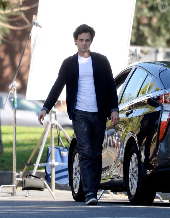 En 2020, Penn Badgley et sa compagne avait déjà accueilli un petit garçon prénommé James.

Exclusif - Penn Badgley pendant le tournage de la saison 3 de la série "You" à Los Angeles, Californie, Etats-Unis, le 24 février 2021.