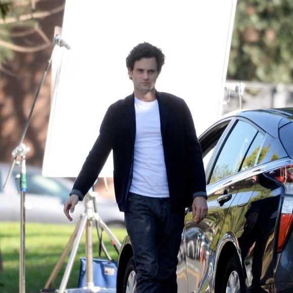 En 2020, Penn Badgley et sa compagne avait déjà accueilli un petit garçon prénommé James.

Exclusif - Penn Badgley pendant le tournage de la saison 3 de la série "You" à Los Angeles, Californie, Etats-Unis, le 24 février 2021.