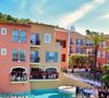 Un légendaire hôtel 5 étoiles, situé en plein cœur de Saint-Tropez, vient tout juste de rouvrir ses portes pour la saison estivale.

L’iconique "Hôtel Byblos" de Saint-Tropez rouvre ses portes. - Instagram
