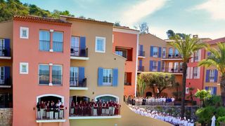 Depuis plus de 50 ans, cet hôtel de Saint-Tropez accueille les célébrités et rouvre ses portes : “Un lieu mythique, chargé d’histoire et d’élégance”